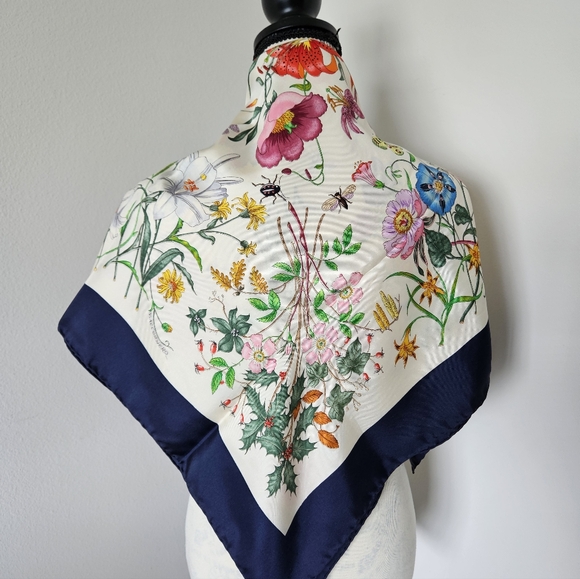 💖GUCCI Vintage floral Silk Scarf with Navy Border 34X34" authentic💖💖💖 - Picture 7 of 13